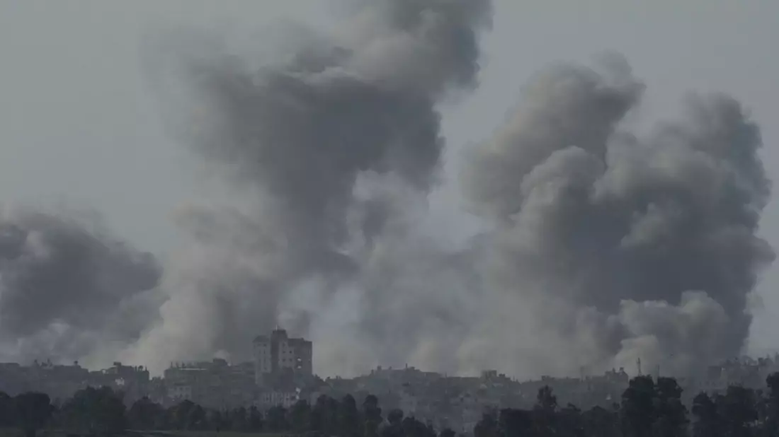 Rauch steigt nach einem israelischen Luftangriff auf den Gazastreifen auf. - Bild: Leo Correa/AP/dpa