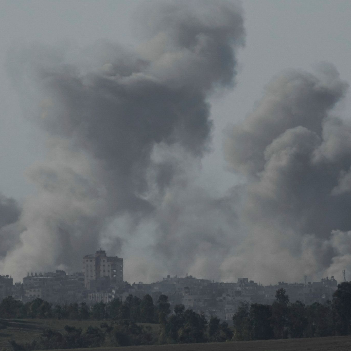 Rauch steigt nach einem israelischen Luftangriff auf den Gazastreifen auf. - Foto: Leo Correa/AP/dpa