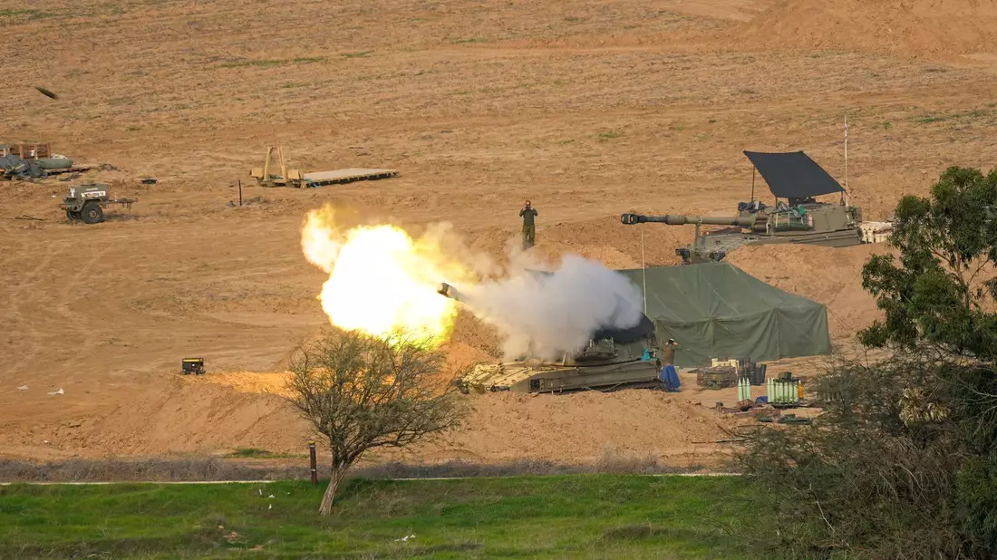 Eine mobile israelische Artillerieeinheit feuert eine Granate aus dem Süden Israels in Richtung des Gazastreifens ab. - Bild: Ohad Zwigenberg/AP/dpa