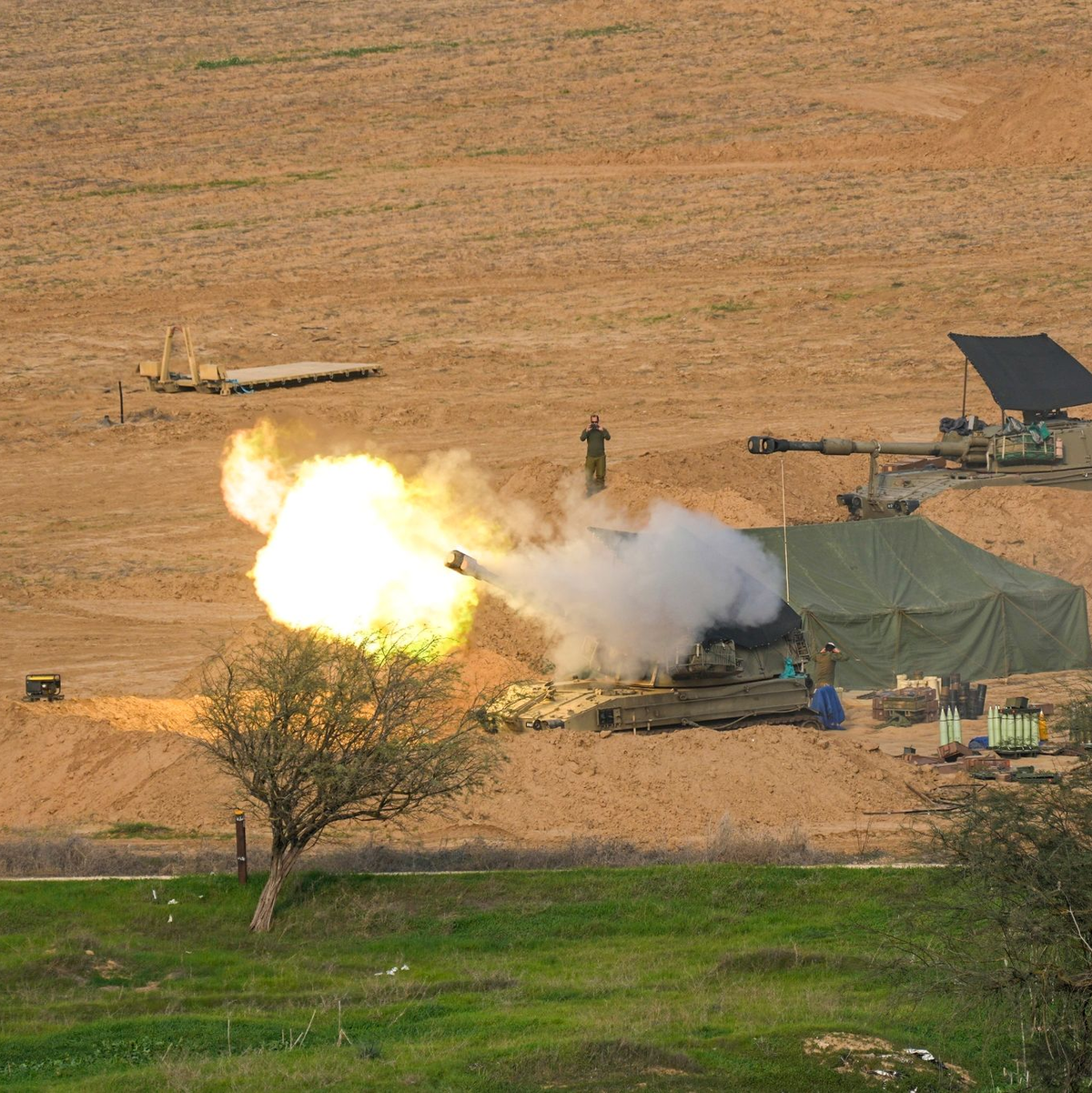 Eine mobile israelische Artillerieeinheit feuert eine Granate aus dem Süden Israels in Richtung des Gazastreifens ab. - Foto: Ohad Zwigenberg/AP/dpa