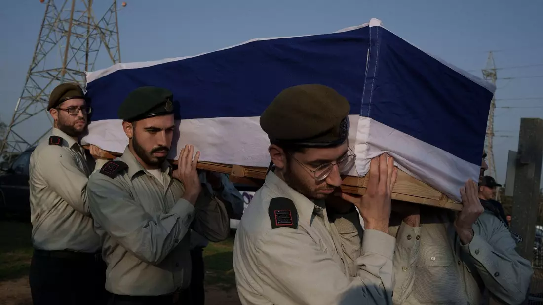 Israelische Soldaten tragen den Sarg eines Hauptmanns bei seiner Beerdigung auf einem Friedhof außerhalb von Aschkelon. - Bild: Leo Correa/AP/dpa