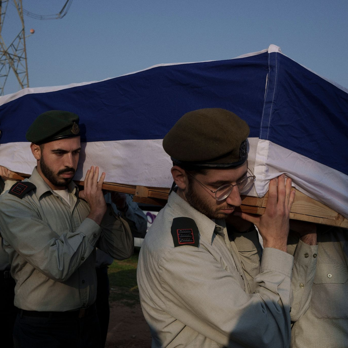 Israelische Soldaten tragen den Sarg eines Hauptmanns bei seiner Beerdigung auf einem Friedhof außerhalb von Aschkelon. - Foto: Leo Correa/AP/dpa