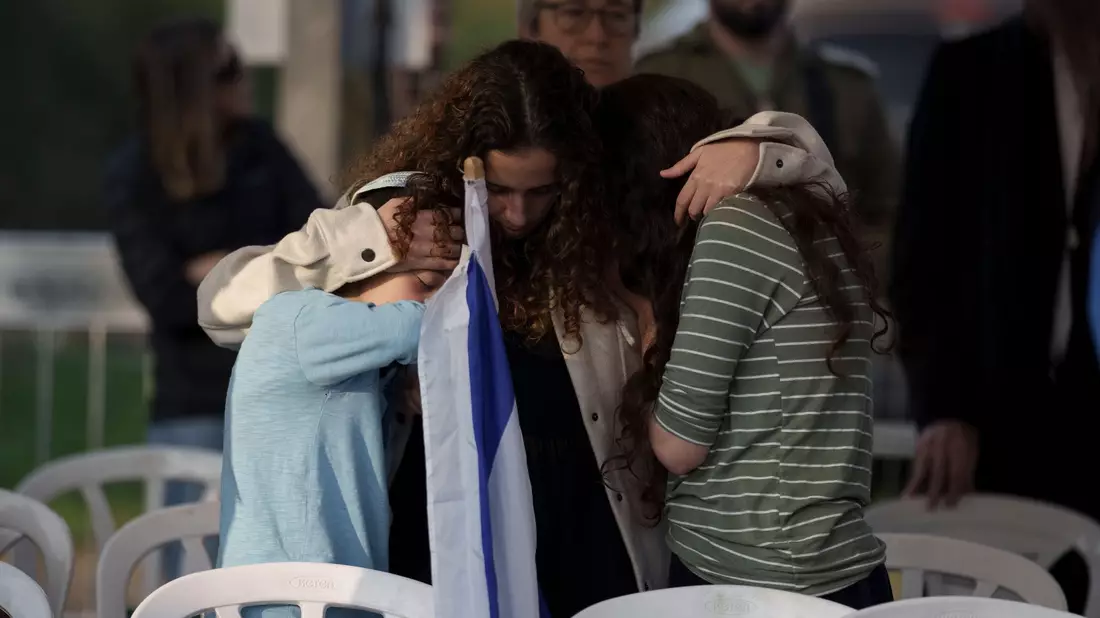 Angehörige trauern auf der Beerdigung eines israelischen Soldaten. - Bild: Leo Correa/AP/dpa