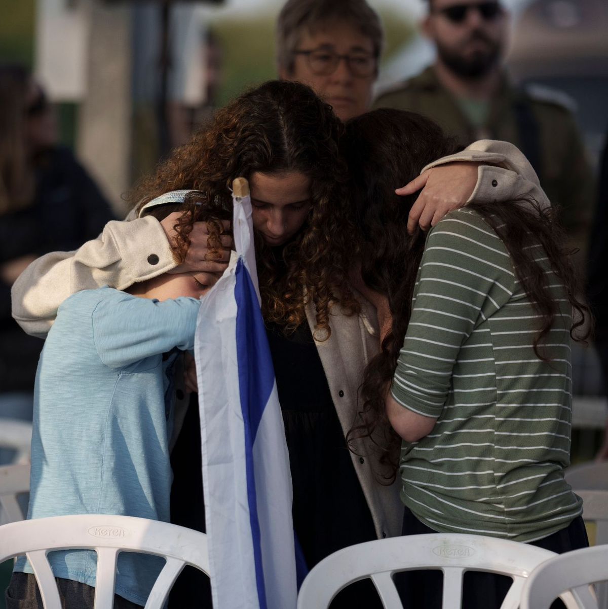 Angehörige trauern auf der Beerdigung eines israelischen Soldaten. - Foto: Leo Correa/AP/dpa