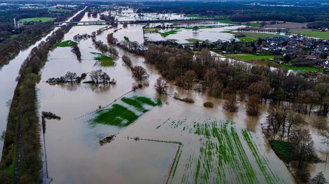 FW Hünxe: Folgemeldung zum Hochwasser, vier gekenterte Personen, drei Rettungshubschrauber im Einsatz - Bild: presseportal.de