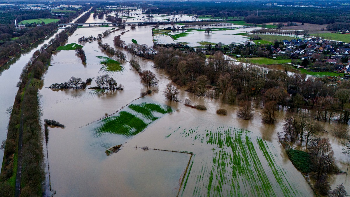 FW Hünxe: Folgemeldung zum Hochwasser, vier gekenterte Personen, drei Rettungshubschrauber im Einsatz - Foto: presseportal.de