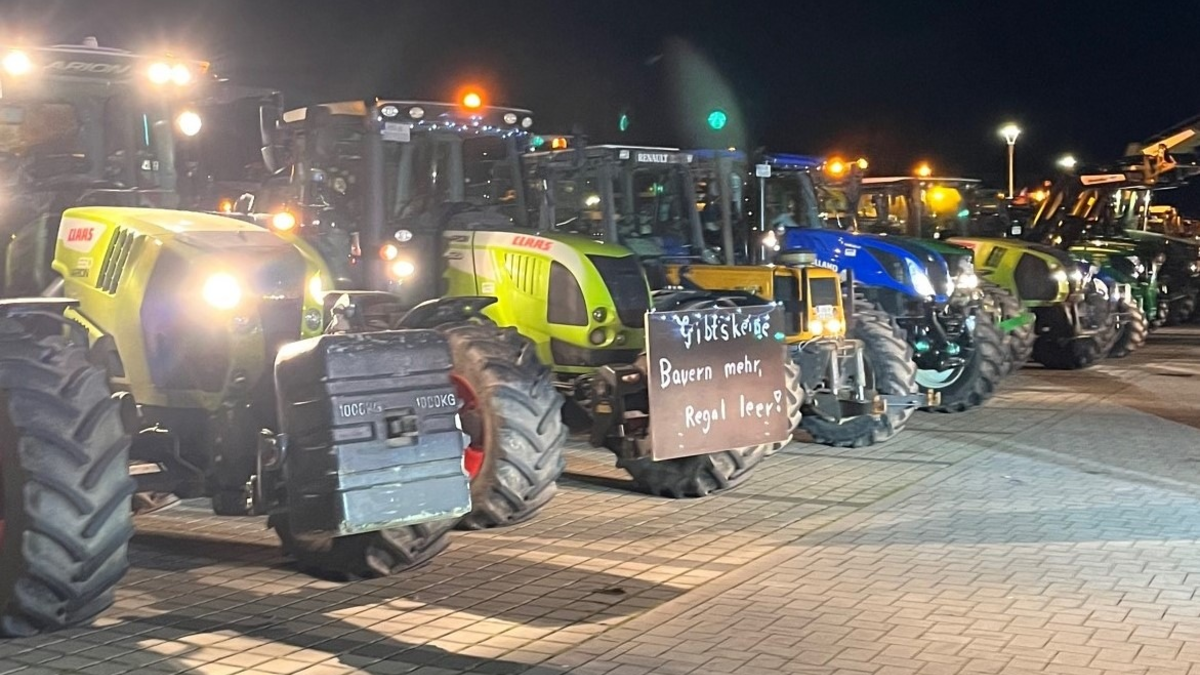POL-HX: Trecker-Kolonne fährt durch Warburg - Foto: presseportal.de