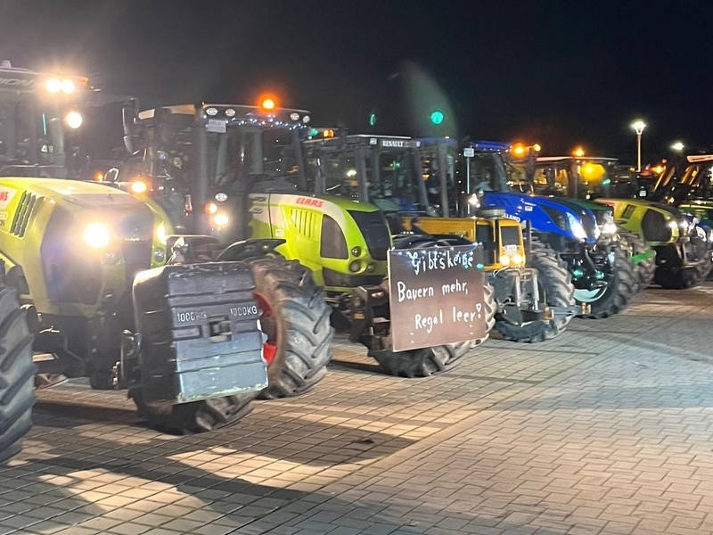 POL-HX: Trecker-Kolonne fährt durch Warburg - Foto: presseportal.de