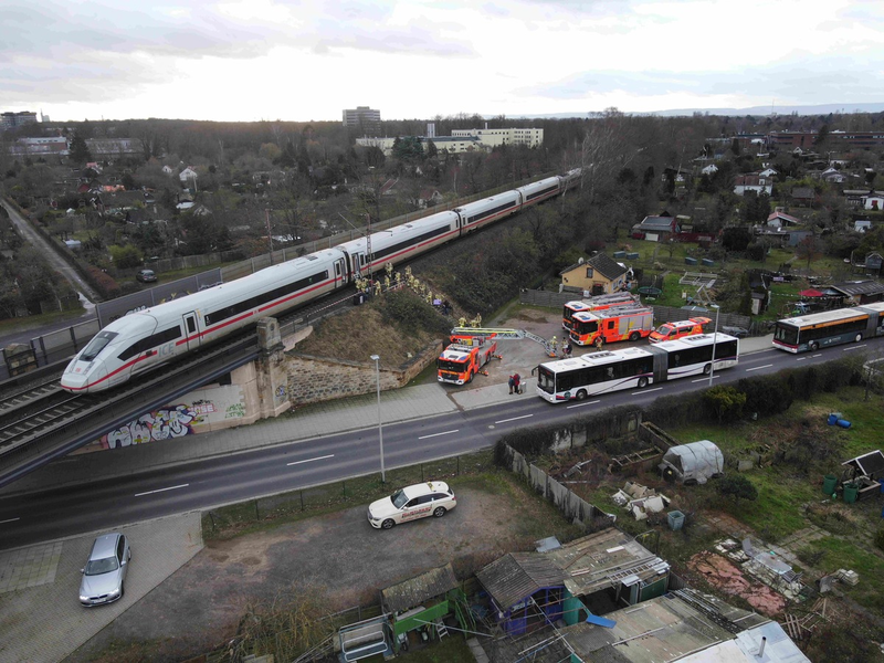 FW Hannover: Hannover-Kirchrode: Feuerwehr evakuiert stehengebliebenen ICE - Foto: presseportal.de