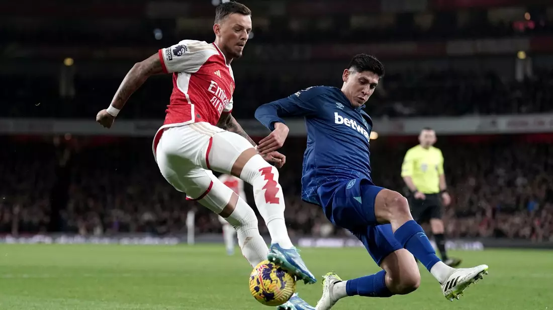 Ben White (l) und der FC Arsenal verpassten die Rückkehr an die Spitze der Premier League. - Bild: Adam Davy/PA Wire/dpa
