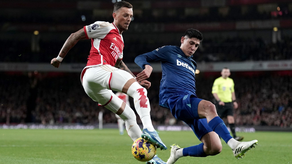 Ben White (l) und der FC Arsenal verpassten die Rückkehr an die Spitze der Premier League. - Foto: Adam Davy/PA Wire/dpa