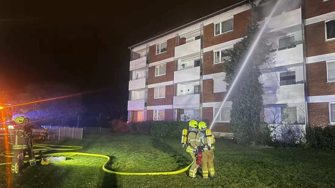 FW Hannover: Hannover-Vahrenheide: Balkonbrand greift auf Dachstuhl über - Bild: presseportal.de