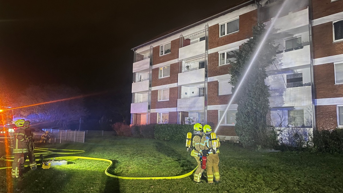 FW Hannover: Hannover-Vahrenheide: Balkonbrand greift auf Dachstuhl über - Foto: presseportal.de