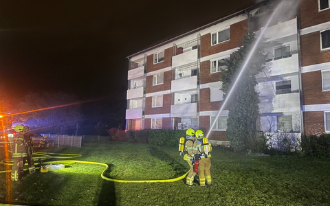 FW Hannover: Hannover-Vahrenheide: Balkonbrand greift auf Dachstuhl über - Foto: presseportal.de
