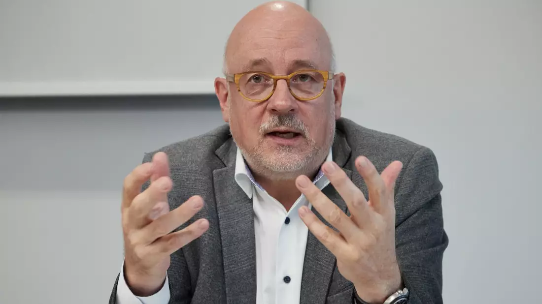 «Niedergelassene Ärzte verdienen nicht so viel, wie der Minister suggeriert», sagt Ärzteverbands-Chef Dirk Heinrich. - Bild: Georg Wendt/dpa