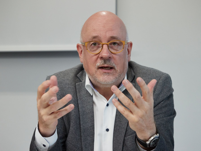 «Niedergelassene Ärzte verdienen nicht so viel, wie der Minister suggeriert», sagt Ärzteverbands-Chef Dirk Heinrich. - Foto: Georg Wendt/dpa