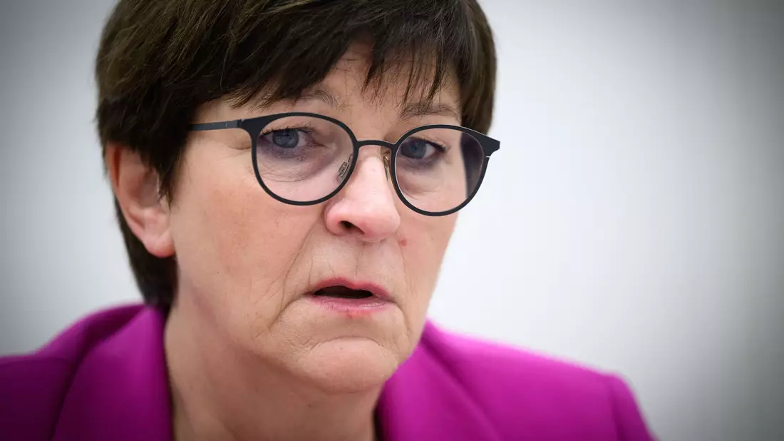 Saskia Esken verweist darauf, dass Frauen jeden Tag eine Stunde mehr unbezahlte Care-Arbeit leisteten als Männer. - Bild: Bernd von Jutrczenka/dpa