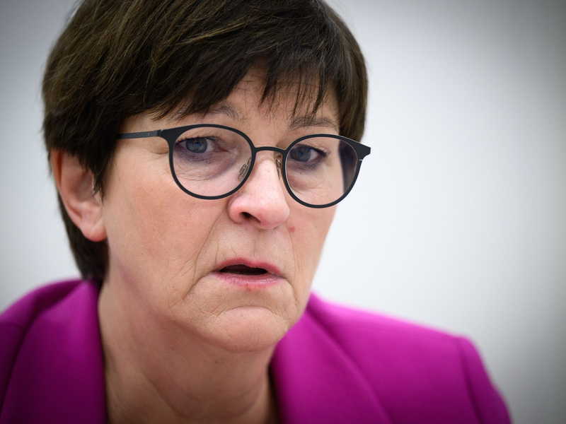 Saskia Esken verweist darauf, dass Frauen jeden Tag eine Stunde mehr unbezahlte Care-Arbeit leisteten als Männer. - Foto: Bernd von Jutrczenka/dpa