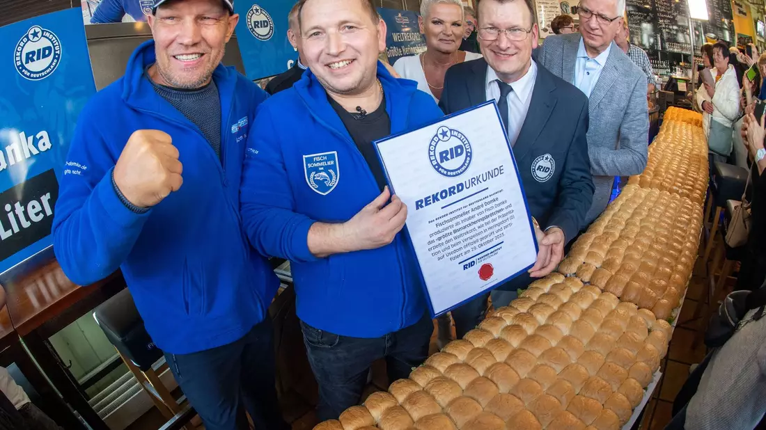 Das Bismarkheringsbrötchen war mit exakt 6,68 Metern mehr als zwei Meter länger als das bisherige Rekordbrötchen. - Bild: Stefan Sauer/dpa