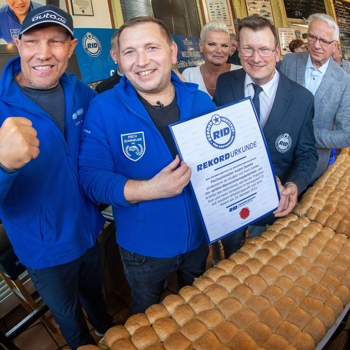 Das Bismarkheringsbrötchen war mit exakt 6,68 Metern mehr als zwei Meter länger als das bisherige Rekordbrötchen. - Foto: Stefan Sauer/dpa