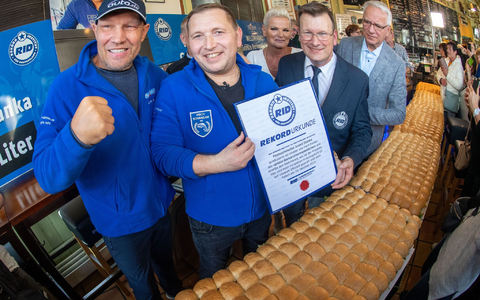 Das Bismarkheringsbrötchen war mit exakt 6,68 Metern mehr als zwei Meter länger als das bisherige Rekordbrötchen. - Foto: Stefan Sauer/dpa