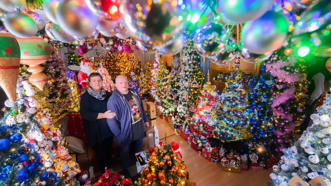555 Weihnachtsbäume und knapp 108.000 Christbaumkugeln: Zur Adventszeit erstrahlt das Haus der Familie Jeromin als kunterbunte Weihnachtswelt. - Bild: Julian Stratenschulte/dpa