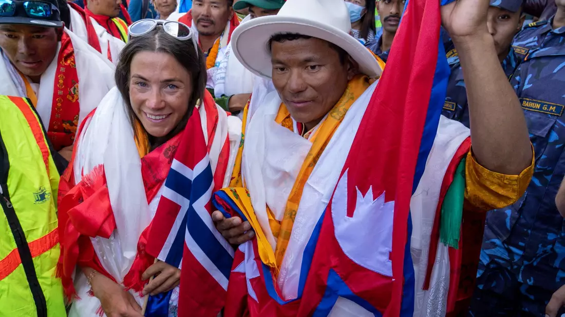 Kristin Harila (l) und Tenjen Sherpa (r) haben alle 14 Achttausender-Berge im Rekordtempo bestiegen. - Bild: Niranjan Shrestha/AP/dpa