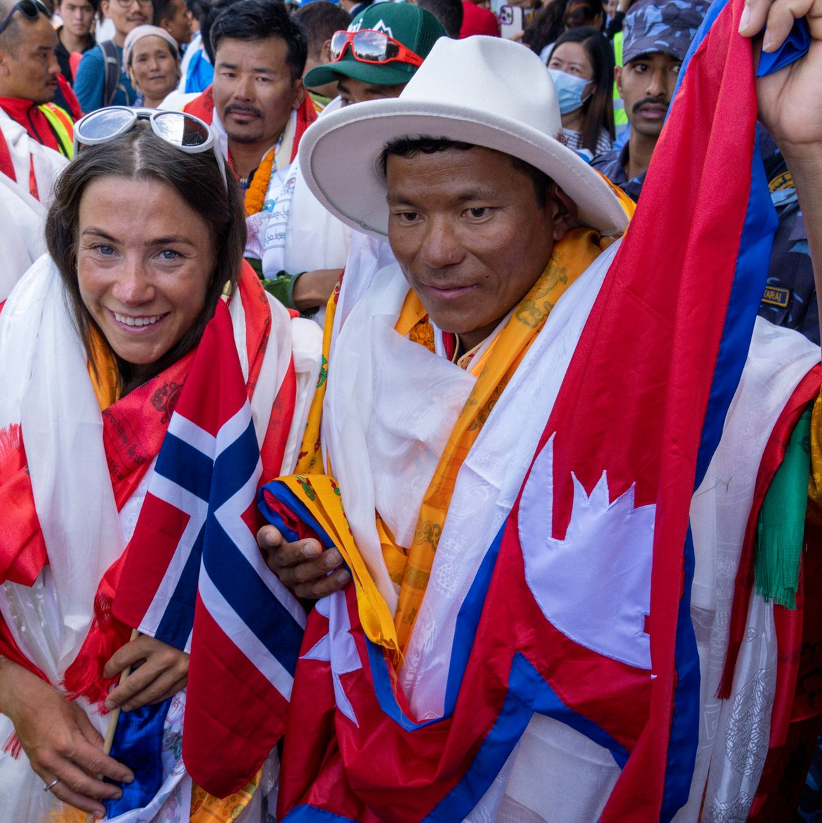 Kristin Harila (l) und Tenjen Sherpa (r) haben alle 14 Achttausender-Berge im Rekordtempo bestiegen. - Foto: Niranjan Shrestha/AP/dpa