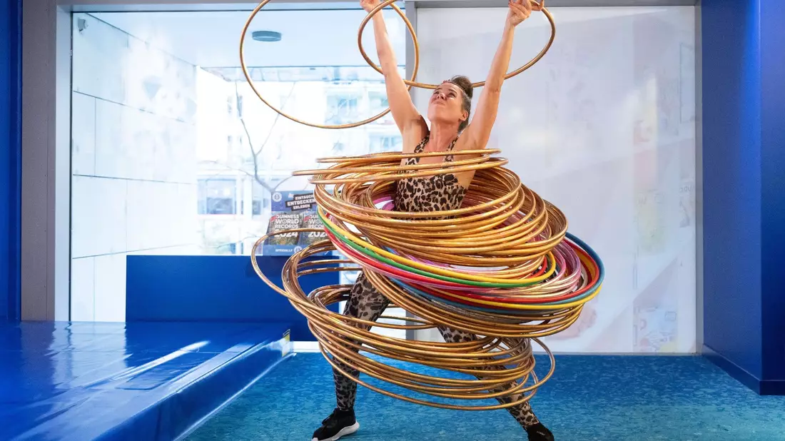 Dunja Kuhn bewegt bei einem Weltrekordversuch 84 Hula-Hoop-Reifen mit ihrem Körper. - Bild: Sebastian Kahnert/dpa