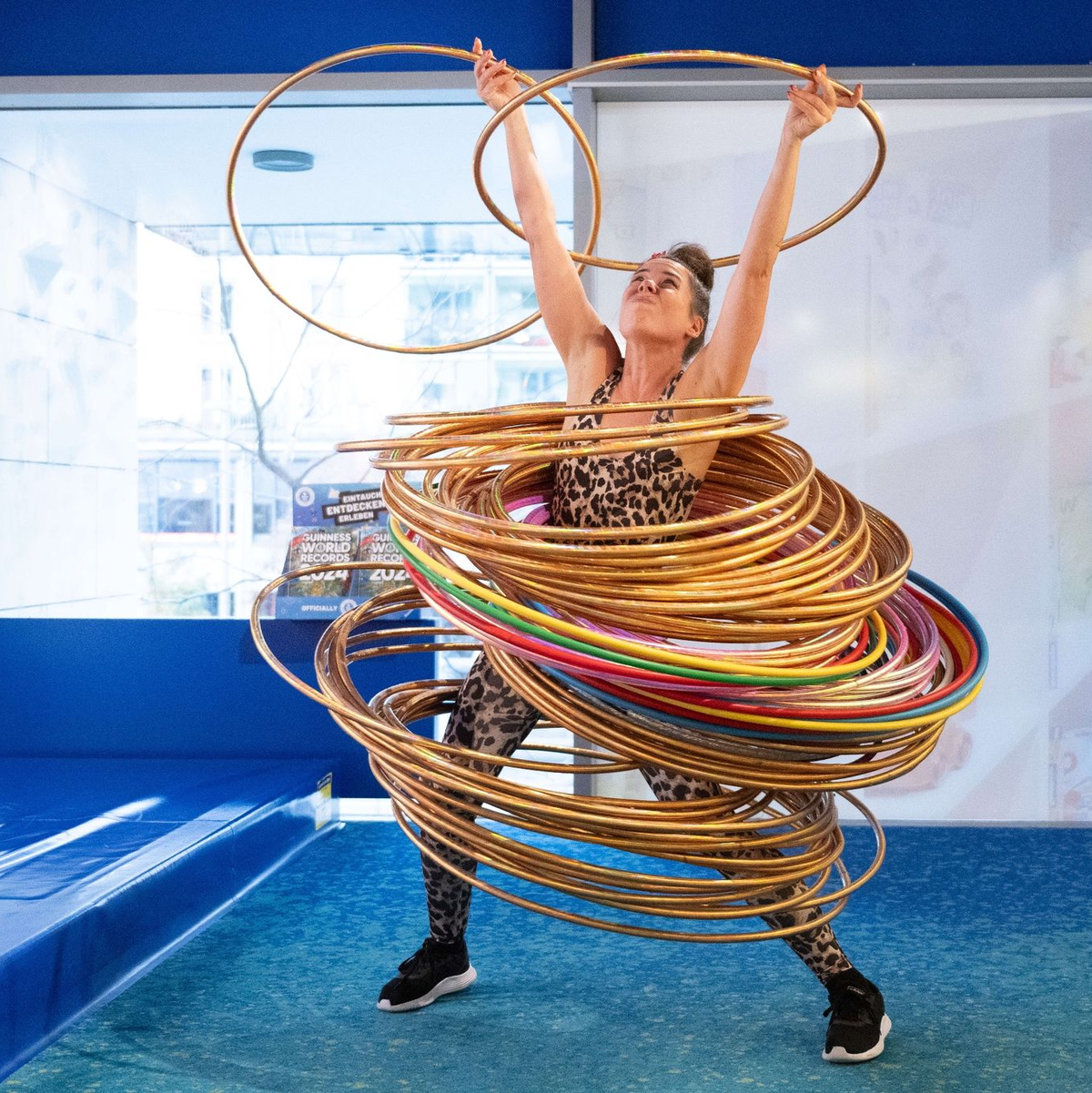 Dunja Kuhn bewegt bei einem Weltrekordversuch 84 Hula-Hoop-Reifen mit ihrem Körper. - Foto: Sebastian Kahnert/dpa