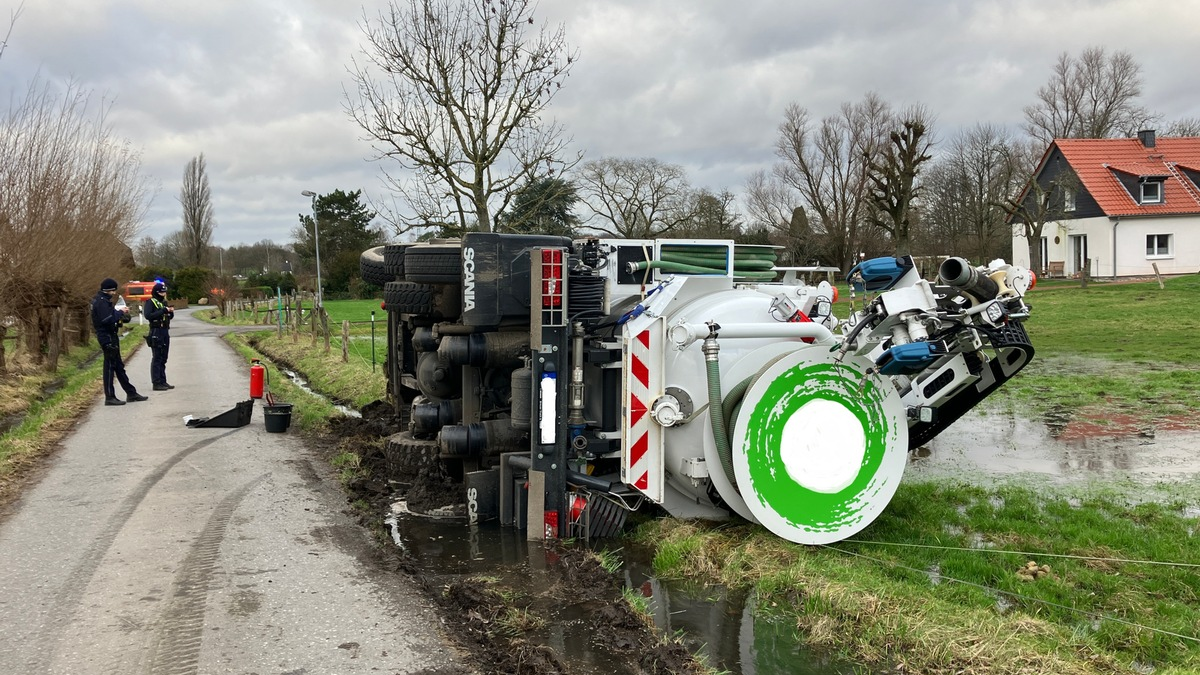 FW-MH: Saugwagen auf Feld gekippt - Foto: presseportal.de