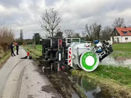 FW-MH: Saugwagen auf Feld gekippt - Foto: presseportal.de