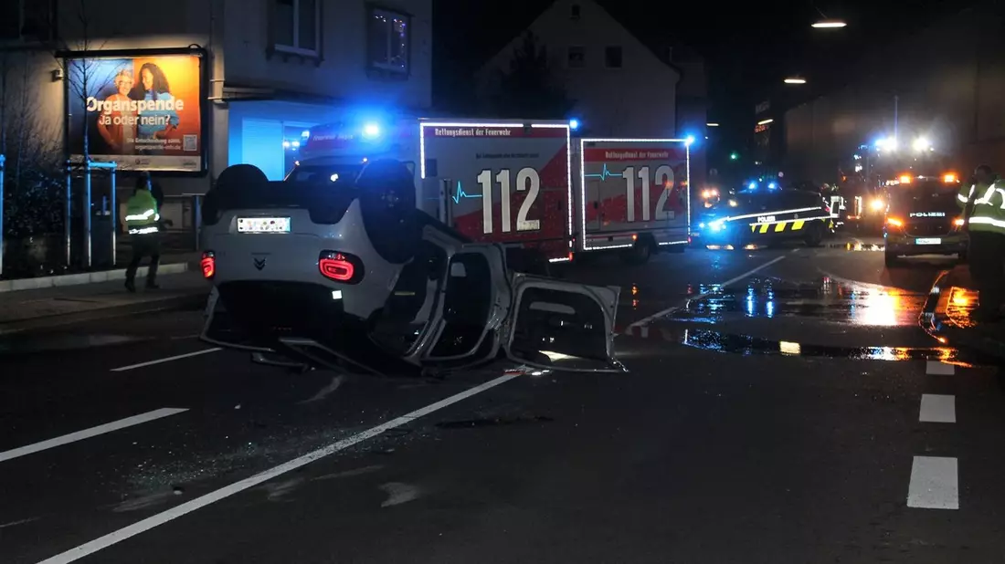 POL-SI: Pkw landet nach Unfall auf dem Dach - beide Insassen sind verletzt -#polsiwi - Bild: presseportal.de