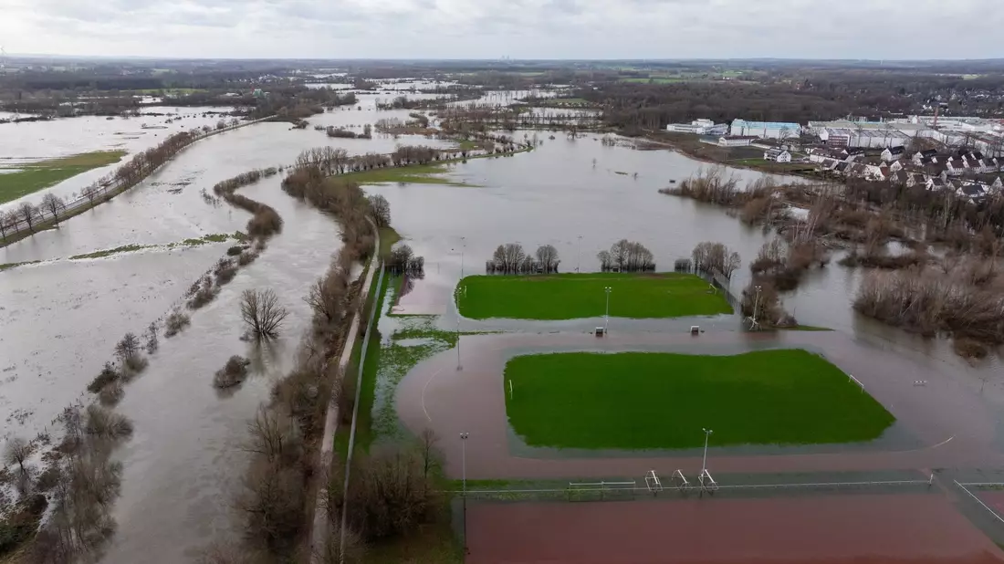 Der Fluß Lippe ist über das Ufer getreten und hat zwei Fußballplätze in Lippstadt mit Wasser umspült. - Bild: Friso Gentsch/dpa