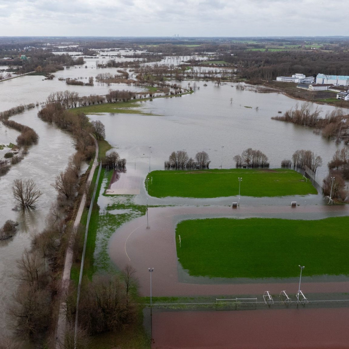Der Fluß Lippe ist über das Ufer getreten und hat zwei Fußballplätze in Lippstadt mit Wasser umspült. - Foto: Friso Gentsch/dpa