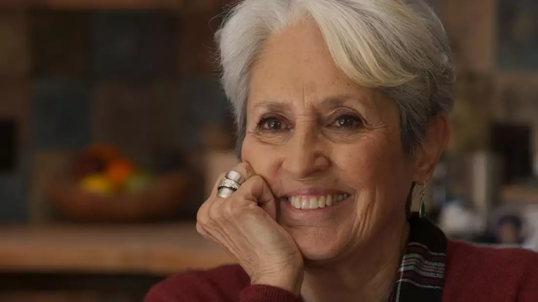 Joan Baez in einer Szene des Films Joan Baez I Am A Noise. - Bild: -/Alamodefilm/dpa