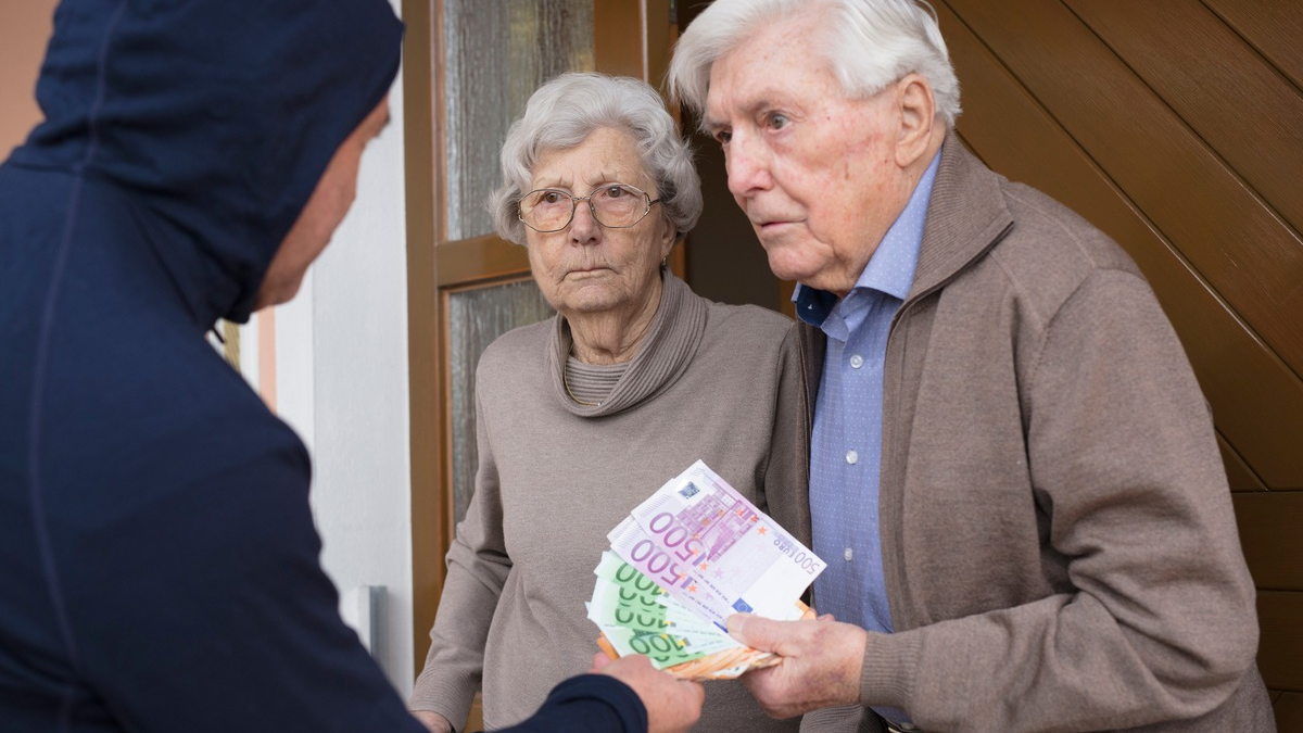 Die fünf häufigsten Betrugsmaschen und wie man sich davor schützen kann / Von Enkeltrick bis Spendenbetrug - perfide Abzocke - Foto: presseportal.de