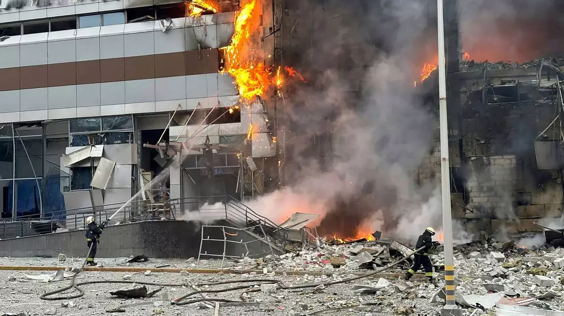 Ein Gebäude in Kiew wurde nach einem russischen Angriff beschädigt. Feuerwehrleute versuchen, das Feuer zu löschen. - Bild: Uncredited/Ukrainian Emergency Service/AP