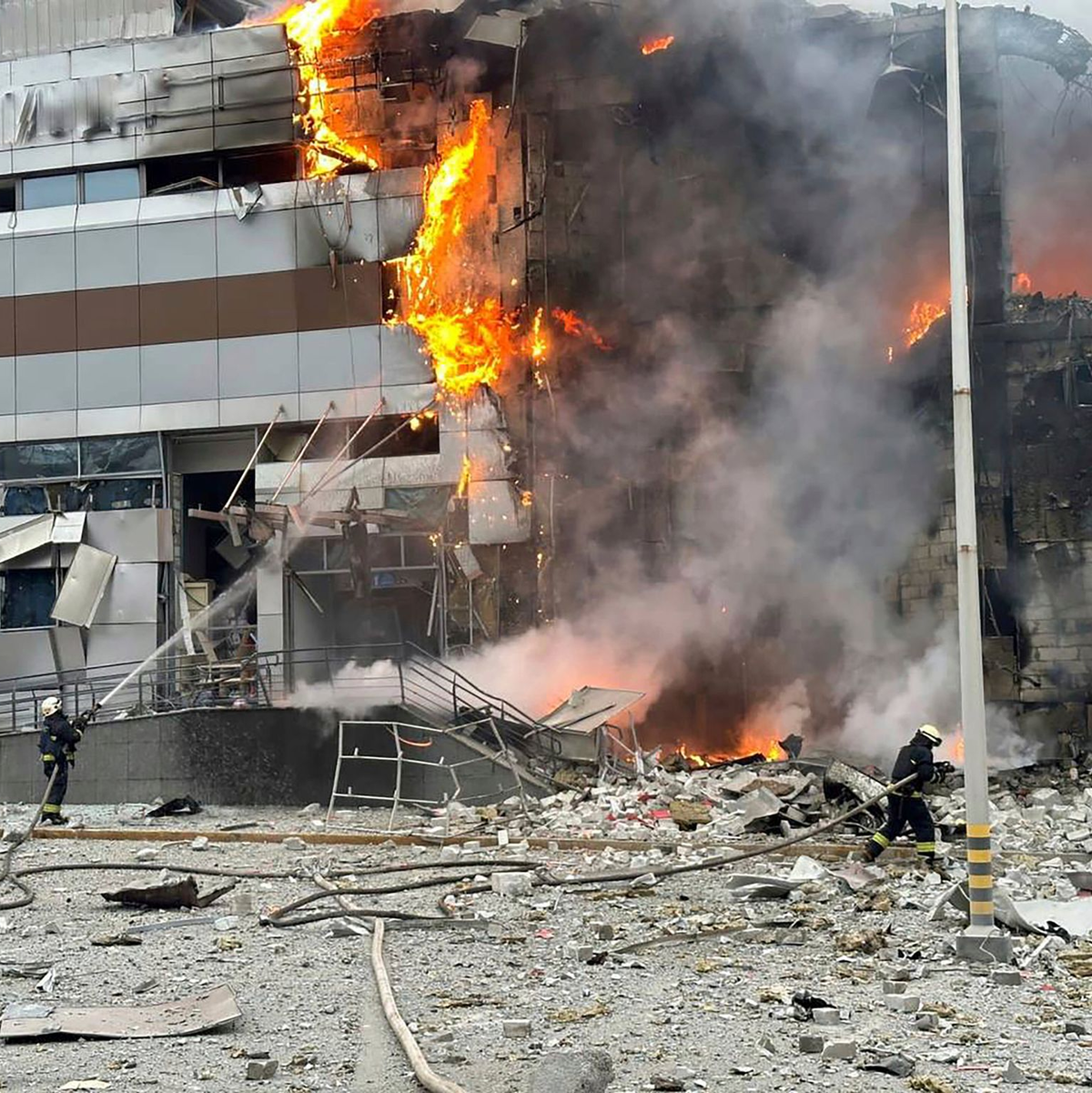 Ein Gebäude in Kiew wurde nach einem russischen Angriff beschädigt. Feuerwehrleute versuchen, das Feuer zu löschen. - Foto: Uncredited/Ukrainian Emergency Service/AP