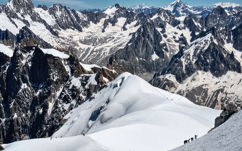 Am Mont Blanc sind zwei Skifahrer bei einbem Lawinenabgang ums Leben gekommen (Archivbild von 2020). - Foto: Sachelle Babbar/ZUMA Wire/dpa
