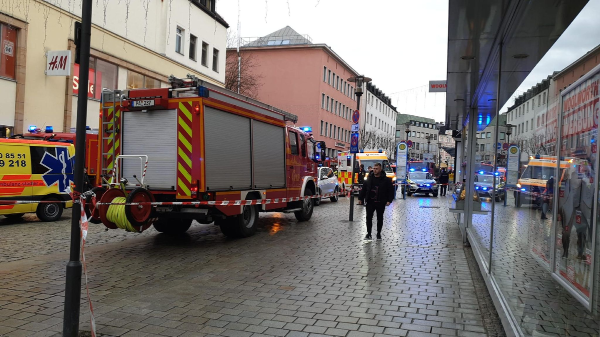 Einsatzkräfte von Feuerwehr und Rettungsdienst in der Innenstadt von Passau am Einsatzort. - Foto: -/Zema Medien/dpa
