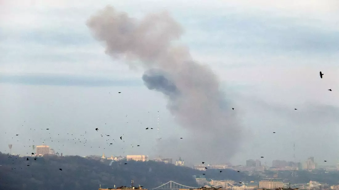Nach dem massiven russischen Raketenangriff steigt eine Rauchwolke über der ukrainischen Hauptstadt auf. - Bild: ---/ukrin/dpa
