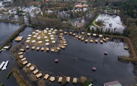 Flächen vom Serengeti-Park sind teilweise von Wasser überflutet. Die ersten Tiere  sind evakuiert worden. - Foto: Philipp Schulze/dpa