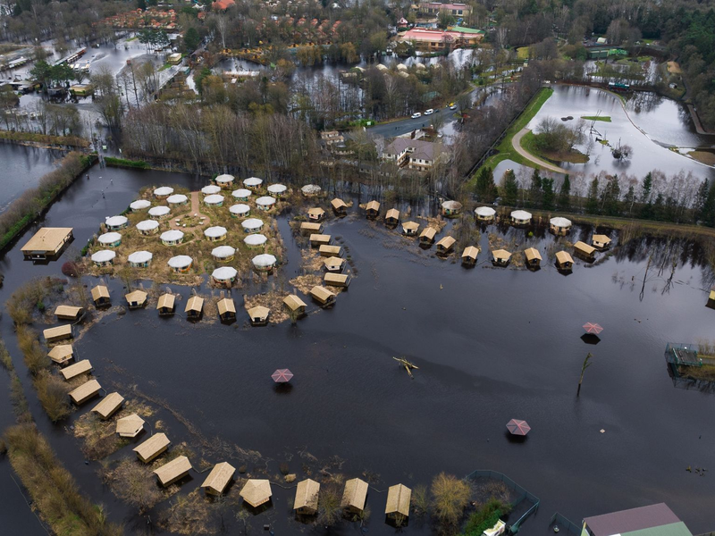 Flächen vom Serengeti-Park sind teilweise von Wasser überflutet. Die ersten Tiere  sind evakuiert worden. - Foto: Philipp Schulze/dpa