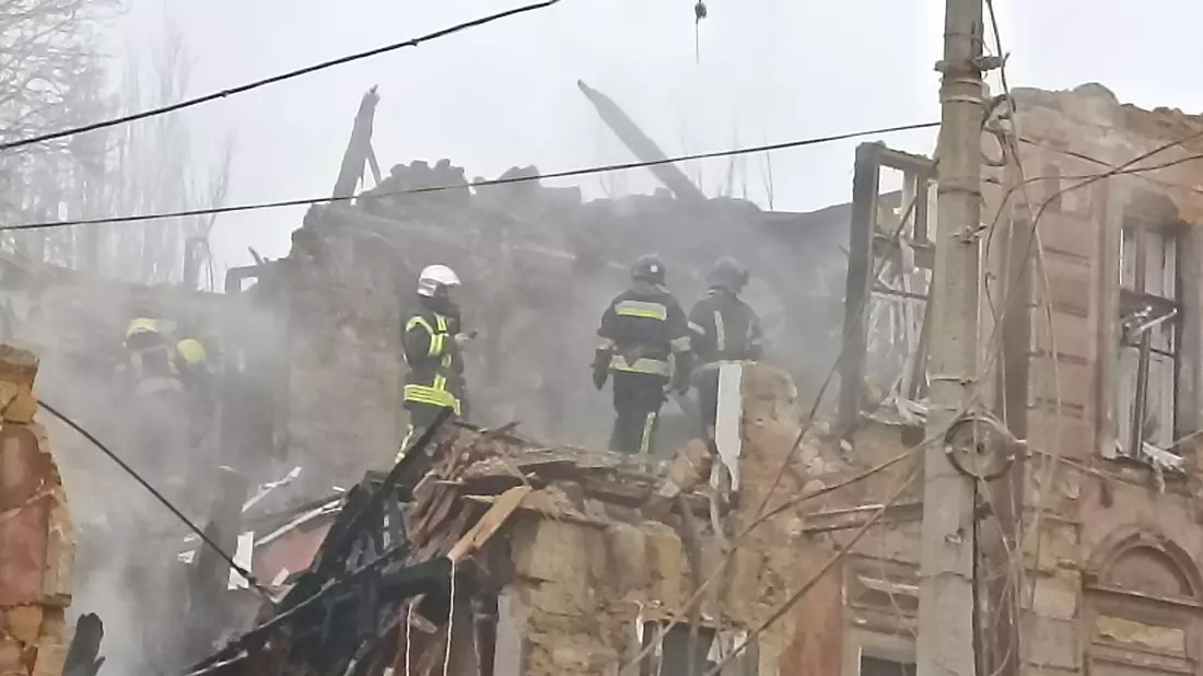 Auch in Odessa wurden Gebäude bei den russischen Luftangriffen getroffen. - Bild: Artem Perfilov/AP/dpa
