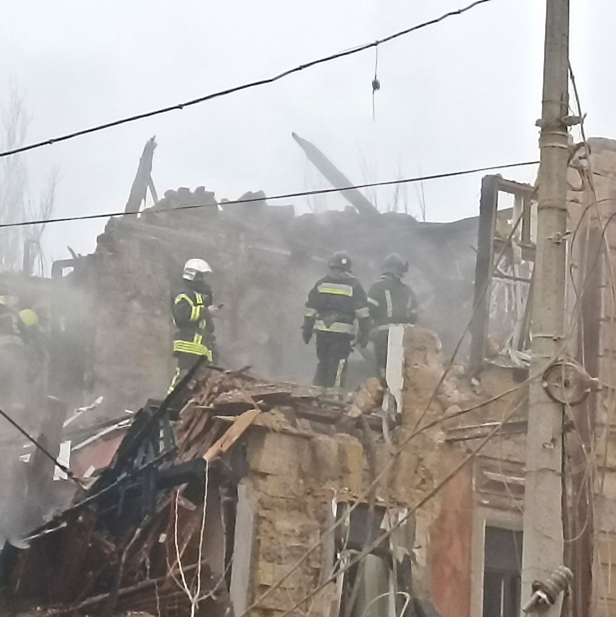 Auch in Odessa wurden Gebäude bei den russischen Luftangriffen getroffen. - Foto: Artem Perfilov/AP/dpa