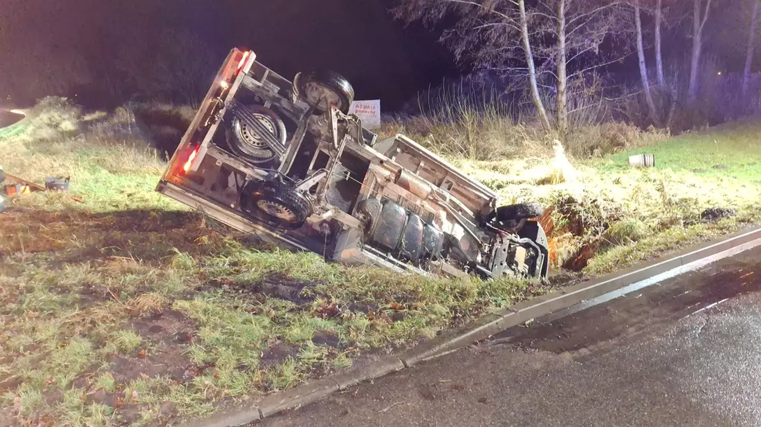 POL-LG: ++ Bleckede - Alleinbeteiligter Unfall - Fahrerflucht (mit Bild) ++ Lüchow - Streitigkeiten enden mit Verletzten ++ Uelzen - Randalierer in Gewahrsam genommen - mögliches Diebesgut aufgefunden ++ - Bild: presseportal.de