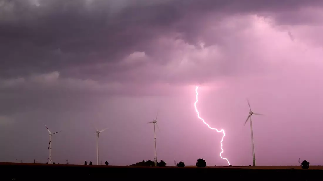 Unwetter mit Blitzen, Starkregen und Sturmböen können hohe Schäden verursachen (Symbolbild). - Bild: picture alliance / Julian Stratenschulte/dpa