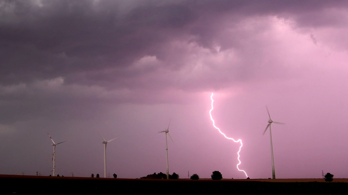 Unwetter mit Blitzen, Starkregen und Sturmböen können hohe Schäden verursachen (Symbolbild). - Foto: picture alliance / Julian Stratenschulte/dpa