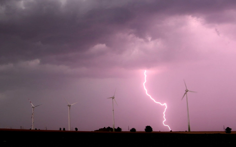 Unwetter mit Blitzen, Starkregen und Sturmböen können hohe Schäden verursachen (Symbolbild). - Foto: picture alliance / Julian Stratenschulte/dpa